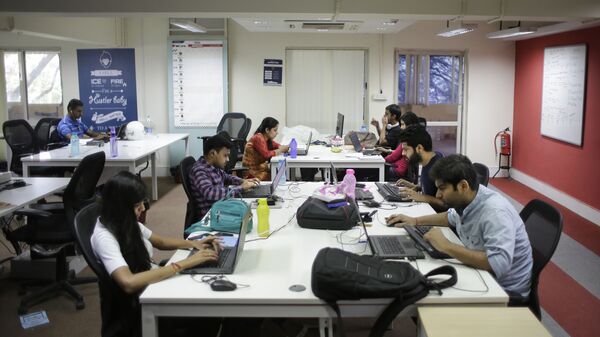 Employees work on their computers at the office of HackerEarth in Bangalore, India, Wednesday, Oct. 14, 2015 - Sputnik भारत