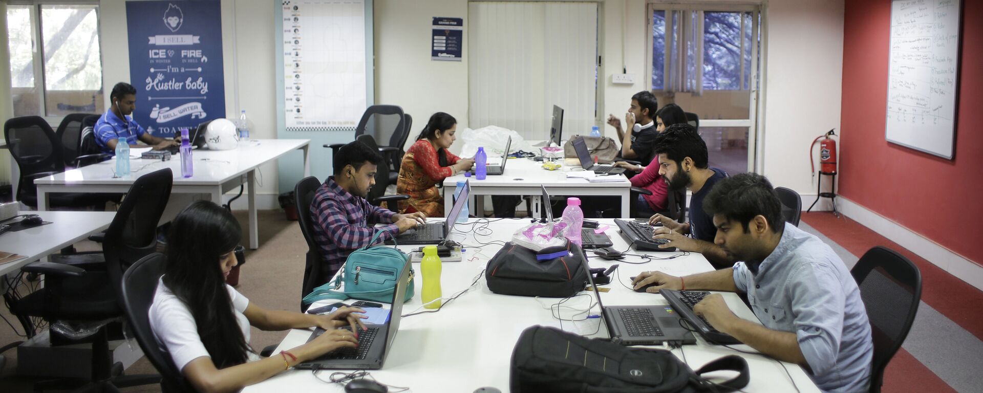 Employees work on their computers at the office of HackerEarth in Bangalore, India, Wednesday, Oct. 14, 2015 - Sputnik भारत, 1920, 21.02.2023