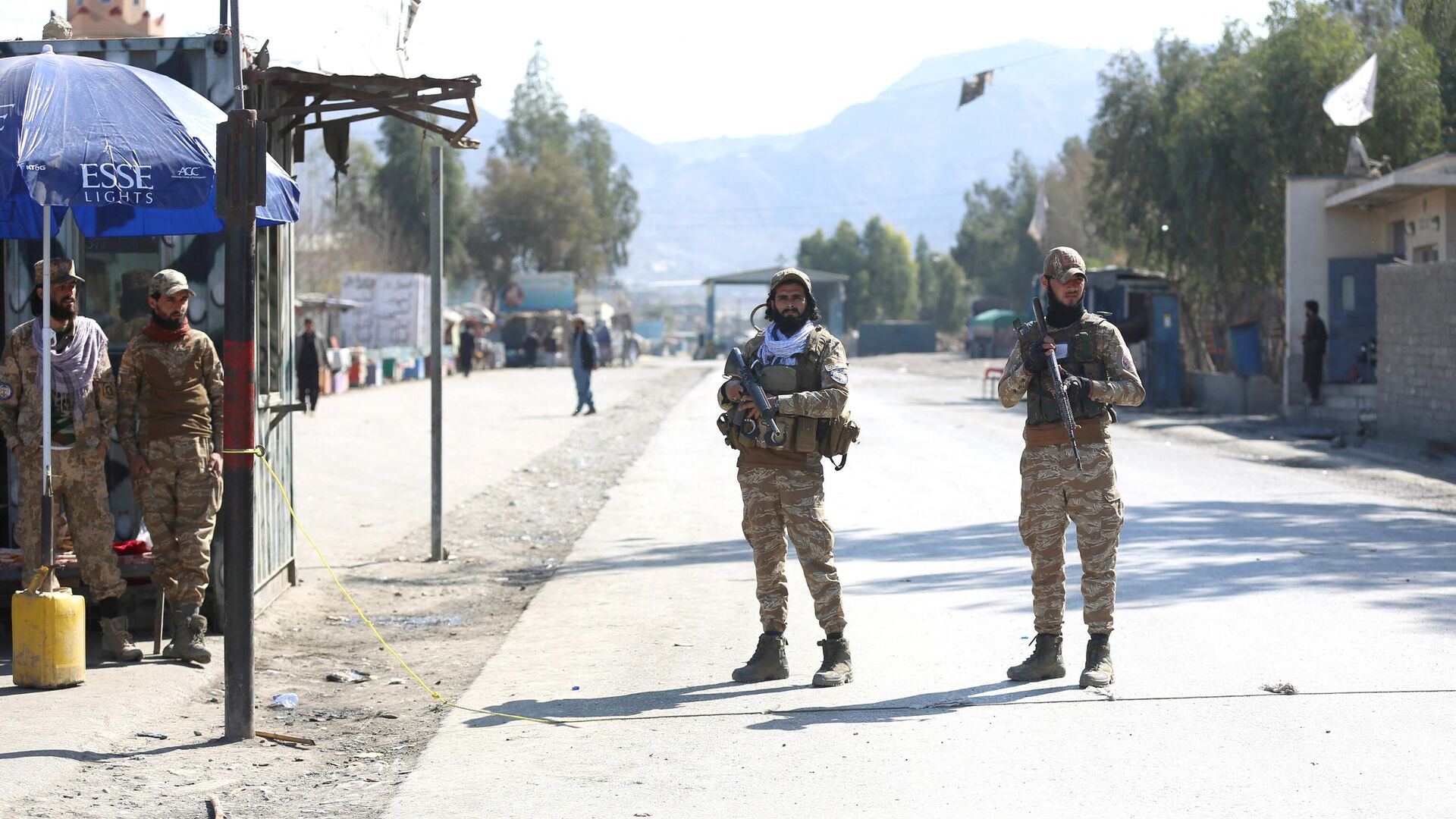 Taliban security personnel stand guard along a road after gunfire erupted between Afghanistan and Pakistan border forces at Torkham border crossing between Afghanistan and Pakistan, in Nangarhar province on February 20, 2023. - Sputnik India, 1920, 21.02.2023