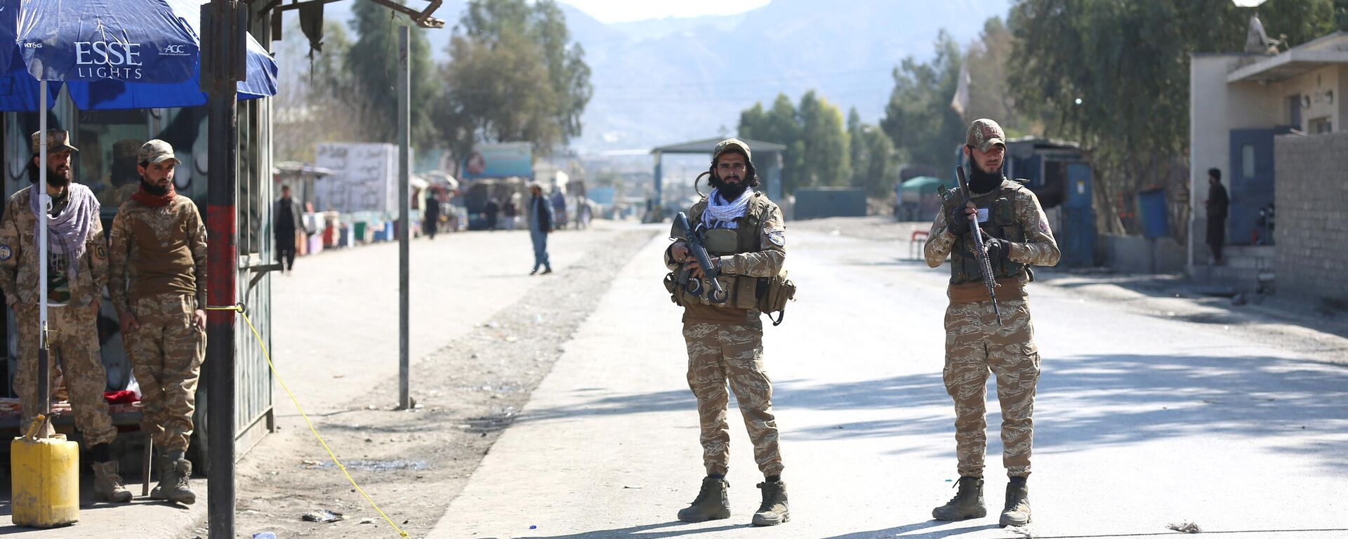 Taliban security personnel stand guard along a road after gunfire erupted between Afghanistan and Pakistan border forces at Torkham border crossing between Afghanistan and Pakistan, in Nangarhar province on February 20, 2023. - Sputnik भारत, 1920, 21.02.2023