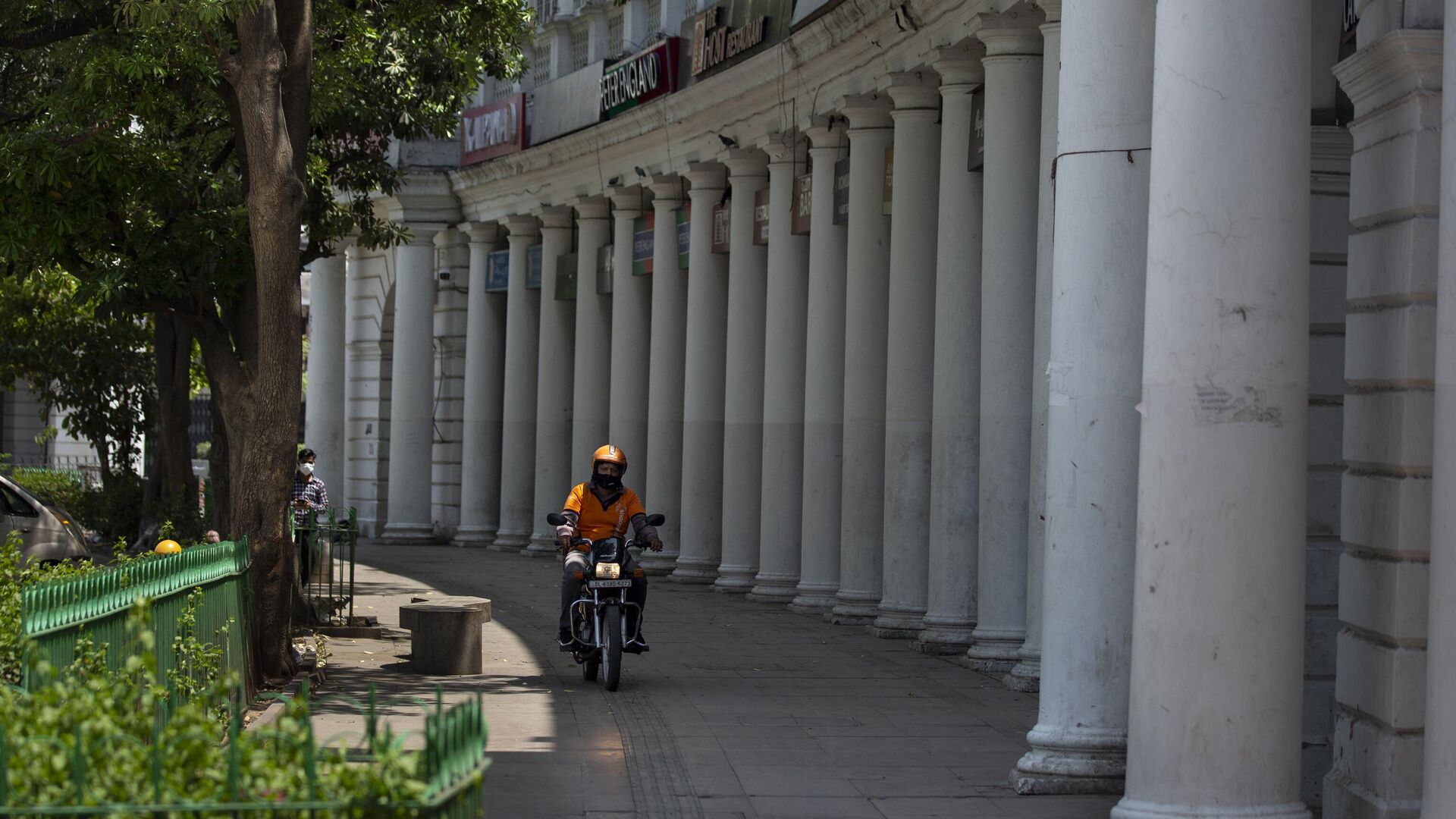 A man rides a bike in a deserted market area during a weekend lockdown in New Delhi, India, Saturday, April 17, 2021. - Sputnik India, 1920, 21.02.2023