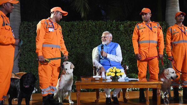 Narendra Modi interacts with 'Operation Dost' officers  - Sputnik भारत