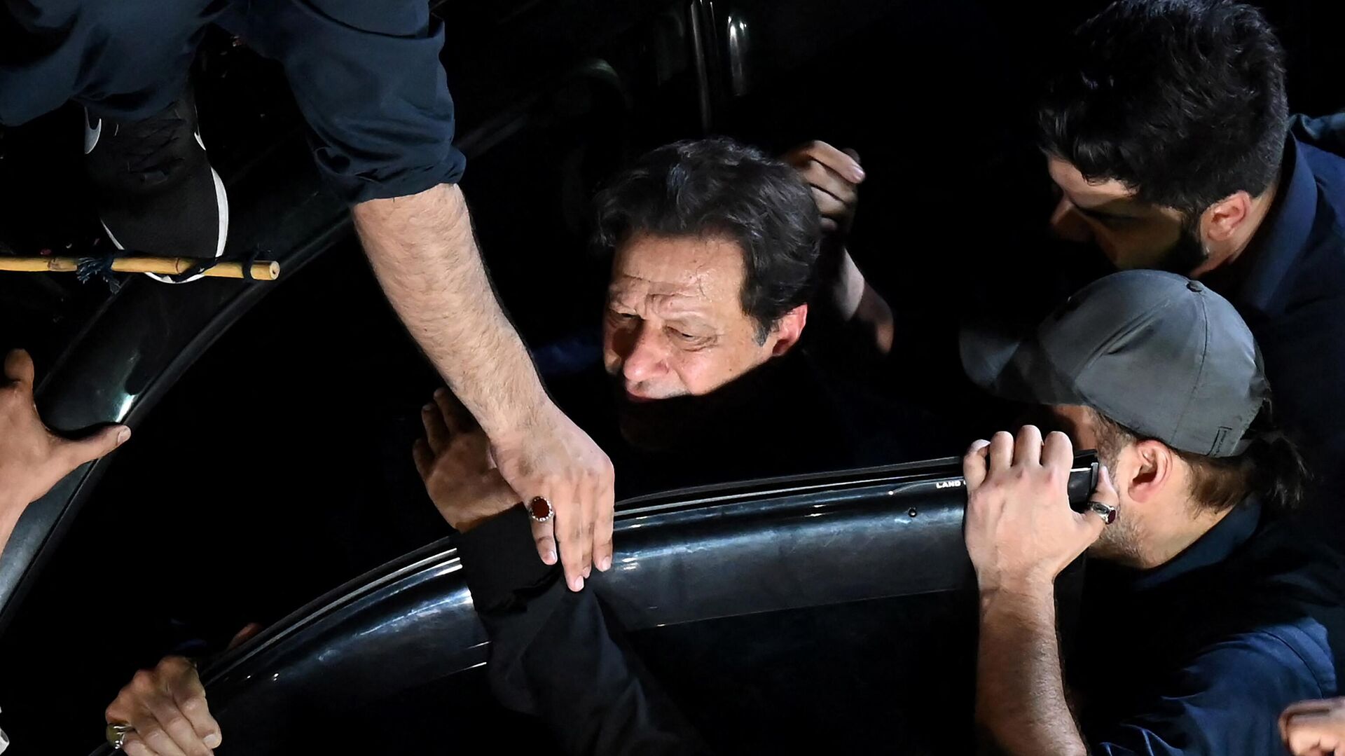 Pakistan’s ousted prime minister Imran Khan (C) arrives at high court to appear before the court for protective bail in two cases in Lahore on February 20, 2023. - Sputnik India, 1920, 22.02.2023