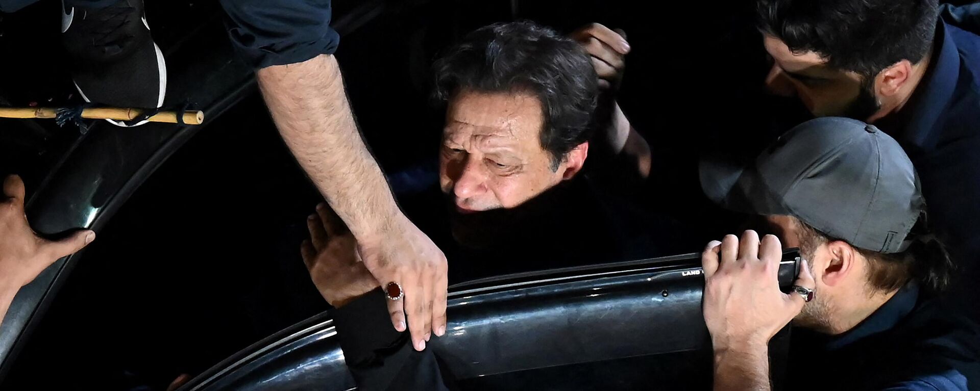 Pakistan’s ousted prime minister Imran Khan (C) arrives at high court to appear before the court for protective bail in two cases in Lahore on February 20, 2023. - Sputnik India, 1920, 22.02.2023