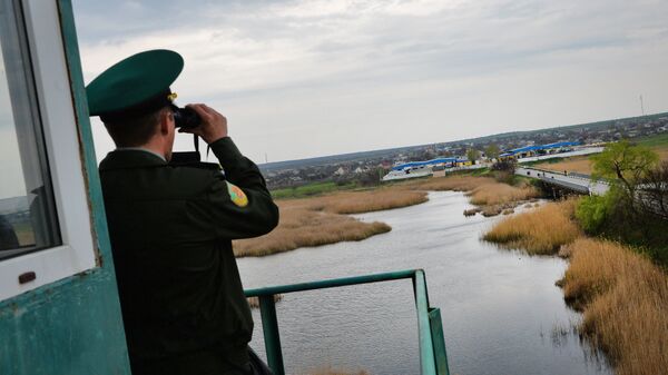 A transdniestr border police officer from separatist region of Moldova looks at Ukraine border point at Kuchurgan-Pervomaysk, Ukraine-Moldova border point on April 15, 2014. - Sputnik भारत