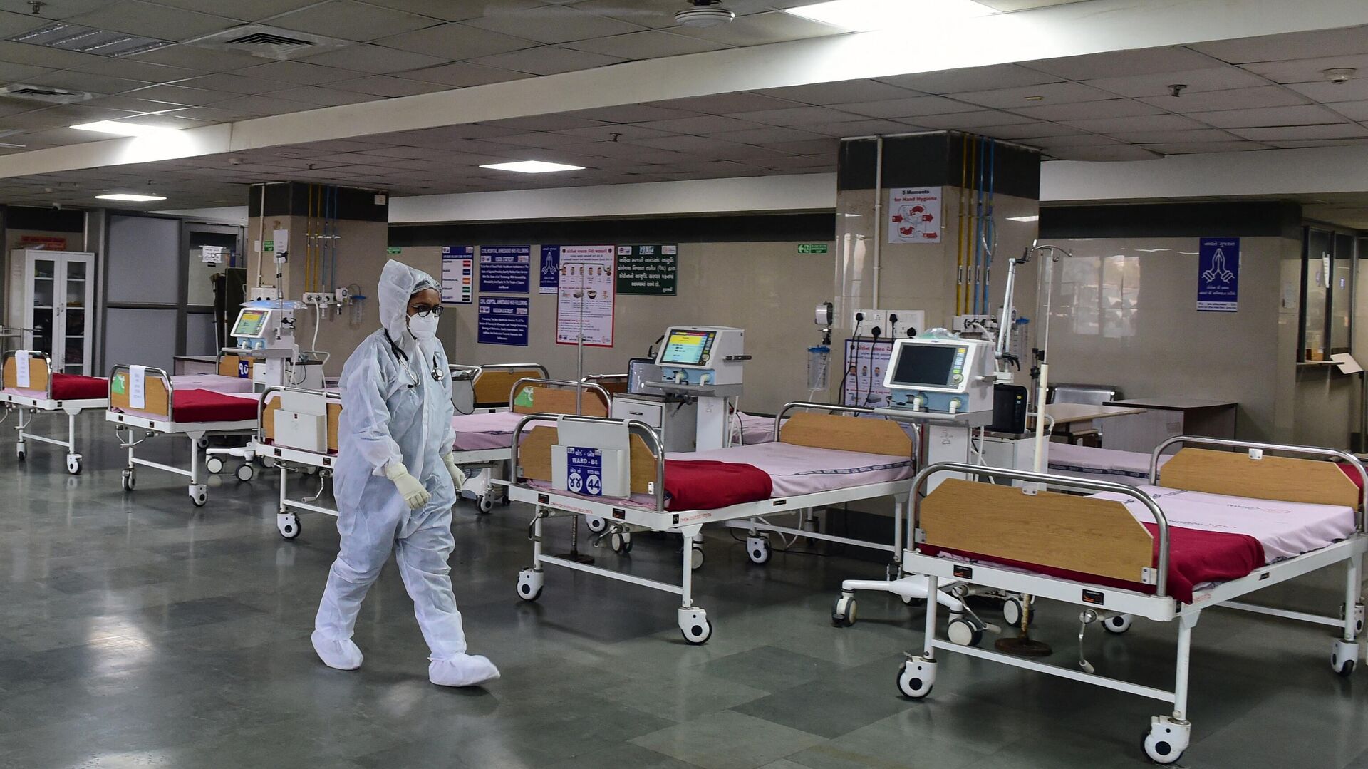A health worker takes part in a mock drill inside a Covid-19 coronavirus Out Patient Department (OPD) of a civil hospital in Ahmedabad on December 27, 2022. - Sputnik India, 1920, 23.02.2023