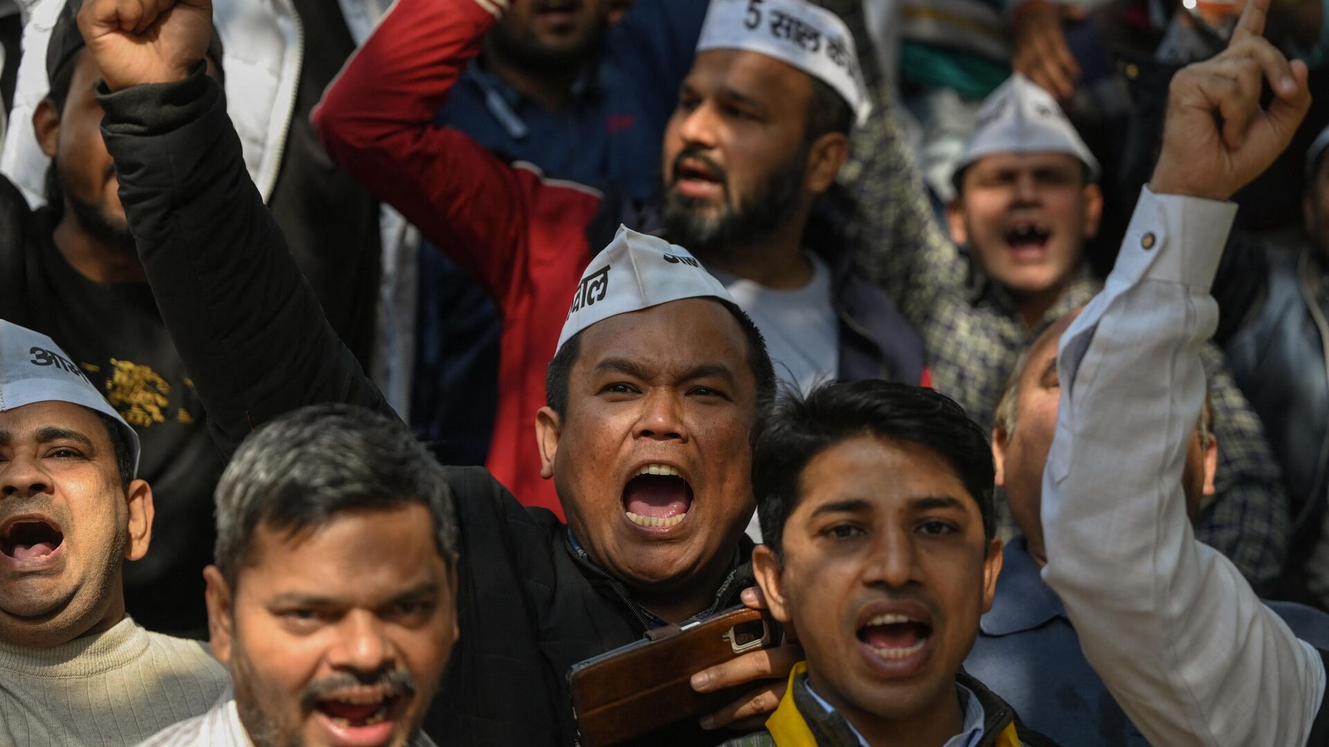 Aam Aadmi Party (AAP) activists shout slogans near the Bharatiya Janata Party (BJP) headquarters during a protest in New Delhi on February 12, 2023, calling for an enquiry into allegations of major accounting fraud at Adani, the country's biggest conglomerate. - Sputnik India, 1920, 23.02.2023