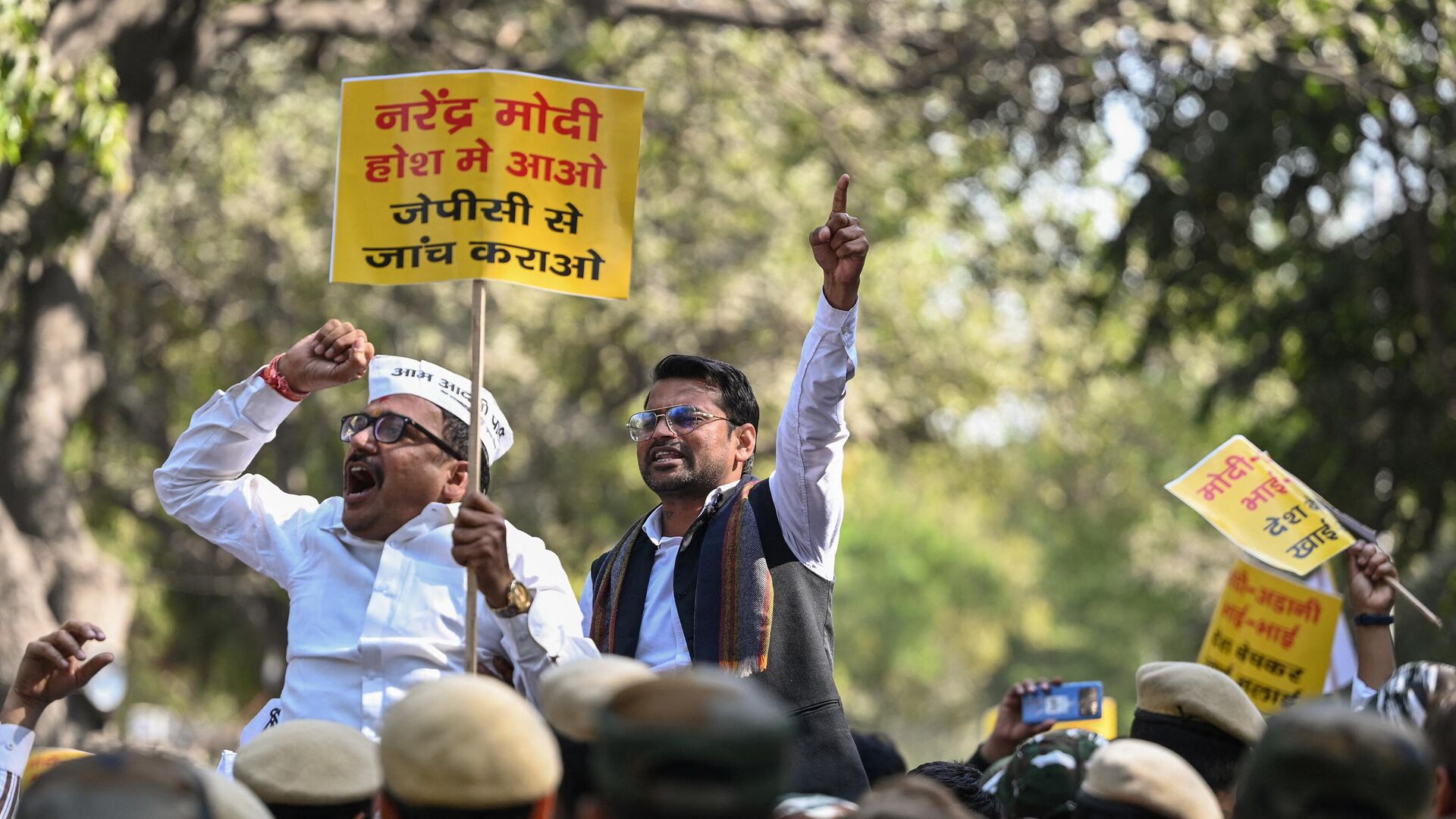 Aam Aadmi Party (AAP) activists shout slogans near the Bharatiya Janata Party (BJP) headquarters during a protest in New Delhi on February 12, 2023, calling for an enquiry into allegations of major accounting fraud at Adani, the country's biggest conglomerate. - Sputnik India, 1920, 24.02.2023
