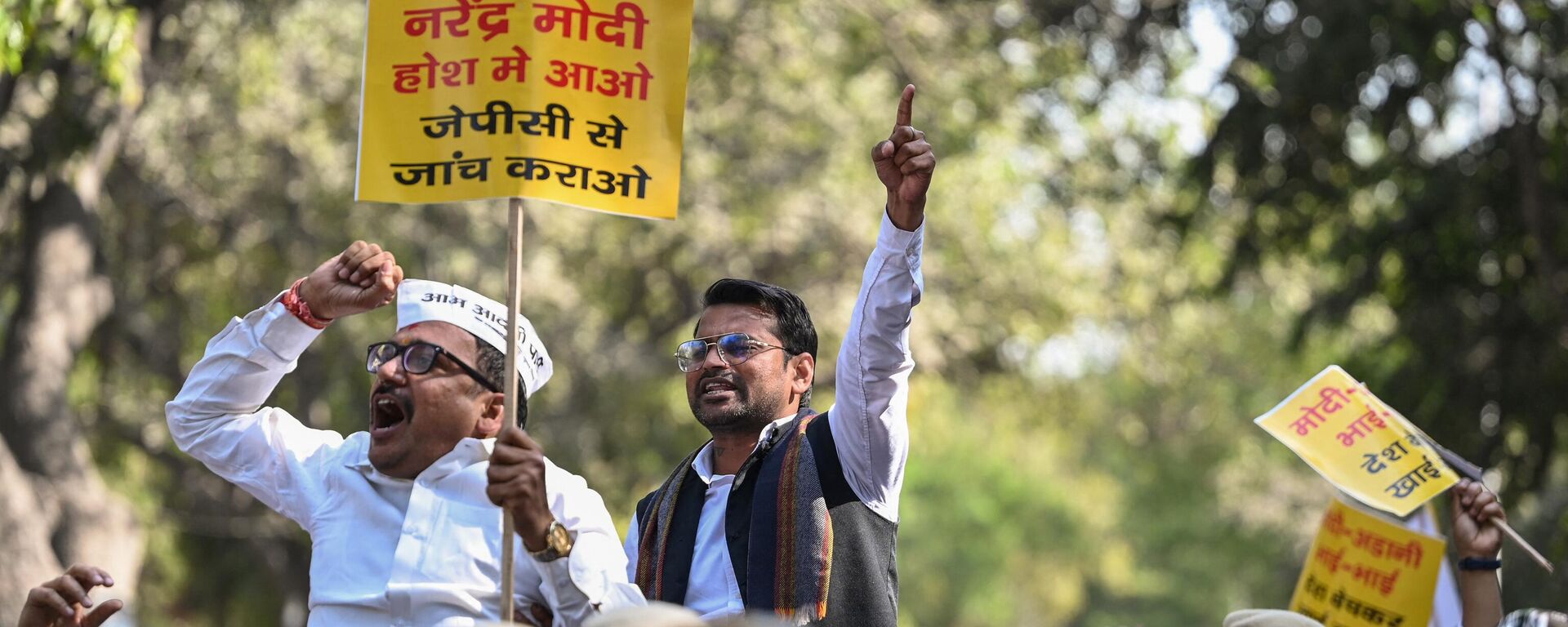 Aam Aadmi Party (AAP) activists shout slogans near the Bharatiya Janata Party (BJP) headquarters during a protest in New Delhi on February 12, 2023, calling for an enquiry into allegations of major accounting fraud at Adani, the country's biggest conglomerate. - Sputnik India, 1920, 24.02.2023