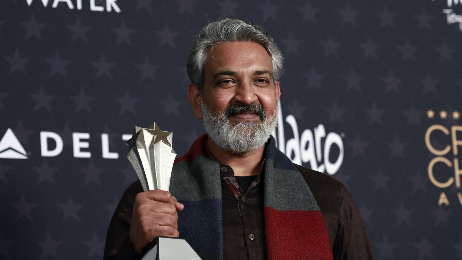 Indian filmmaker S. S. Rajamouli poses with the award for Best Foreign Language Film for RRR in the press room during the 28th Annual Critics Choice Awards at the Fairmont Century Plaza Hotel in Los Angeles, California on January 15, 2023. - Sputnik India, 1920, 25.02.2023