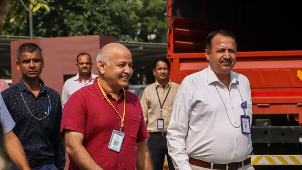 Delhi Deputy Chief Minister Manish Sisodia (C) arrives at the Central Bureau of investigation (CBI) office for questioning in connection with the alleged Delhi Excise Policy case in New Delhi on October 17, 2022.  - Sputnik भारत