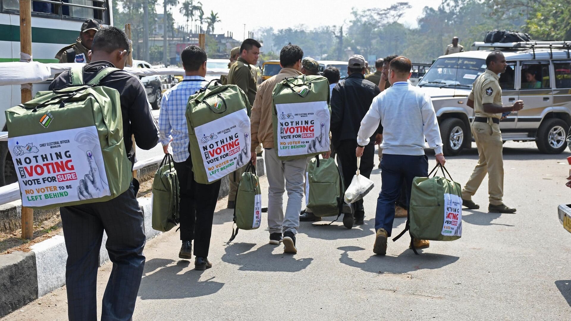 Officials carry Electronic Voting Machines (EVM) to their polling stations on the eve of India's Meghalaya state assembly elections in Nongpoh on February 26, 2023.  - Sputnik India, 1920, 27.02.2023