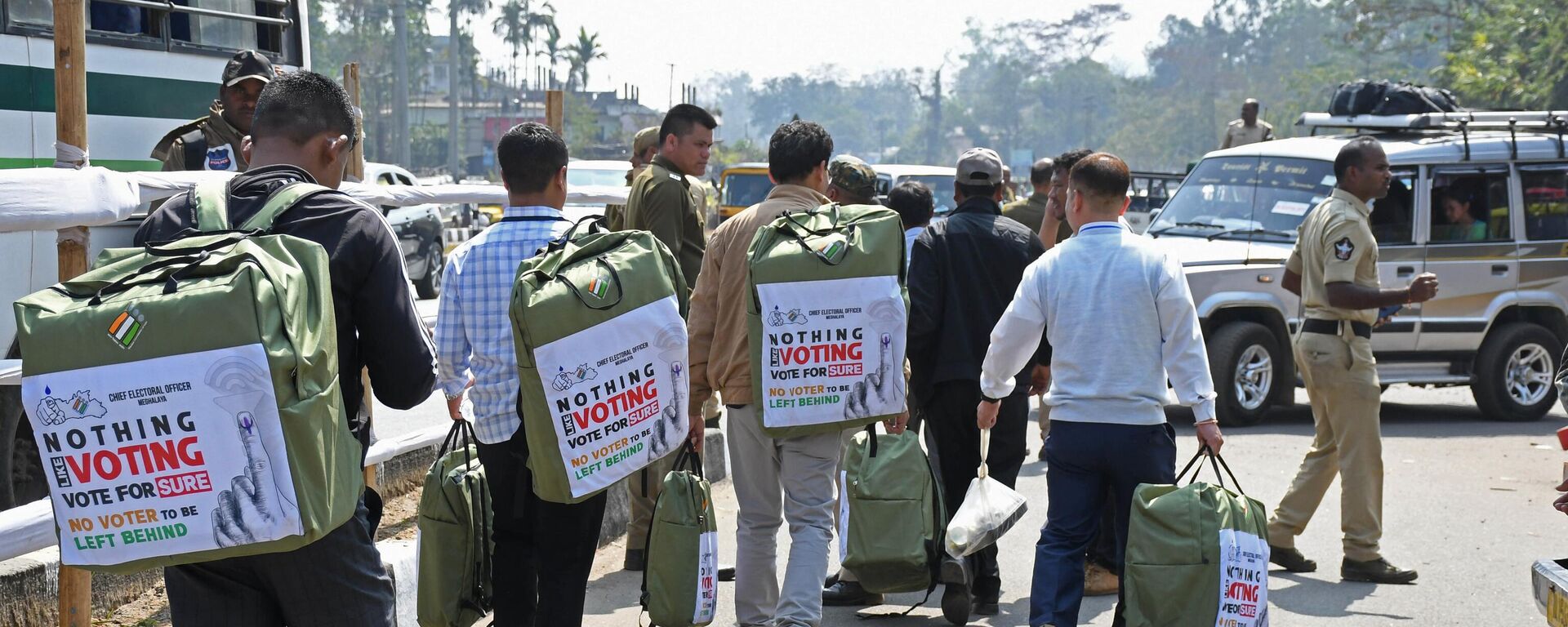 Officials carry Electronic Voting Machines (EVM) to their polling stations on the eve of India's Meghalaya state assembly elections in Nongpoh on February 26, 2023.  - Sputnik India, 1920, 27.02.2023