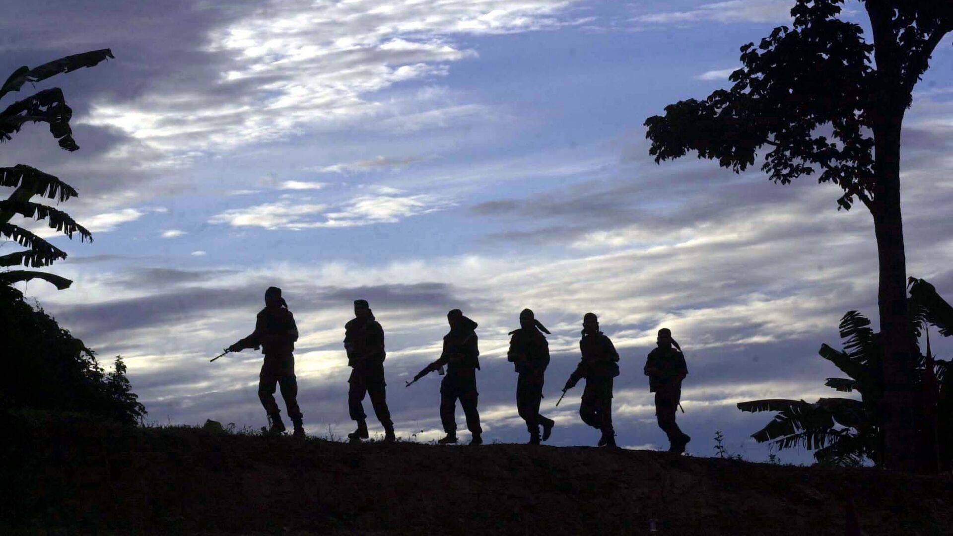 Indian army commandos patrol on a ridge during a jungle survival training session at the Counter Insurgency and Jungle Warfare School (CIJWS) in Vairengte, 38 miles north of Aizawal, capital of the northeastern India state of Mizoram, Saturday, Sept. 11, 2004 - Sputnik India, 1920, 27.02.2023