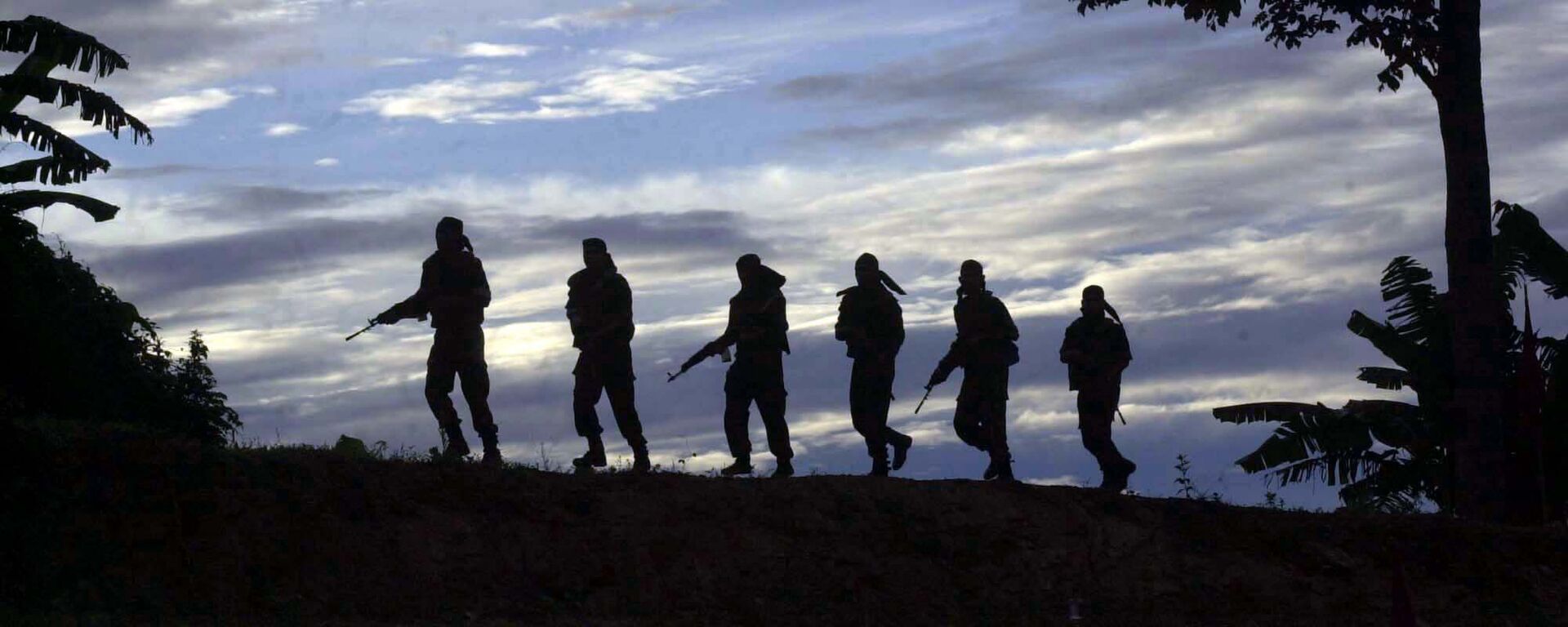 Indian army commandos patrol on a ridge during a jungle survival training session at the Counter Insurgency and Jungle Warfare School (CIJWS) in Vairengte, 38 miles north of Aizawal, capital of the northeastern India state of Mizoram, Saturday, Sept. 11, 2004 - Sputnik भारत, 1920, 16.11.2023