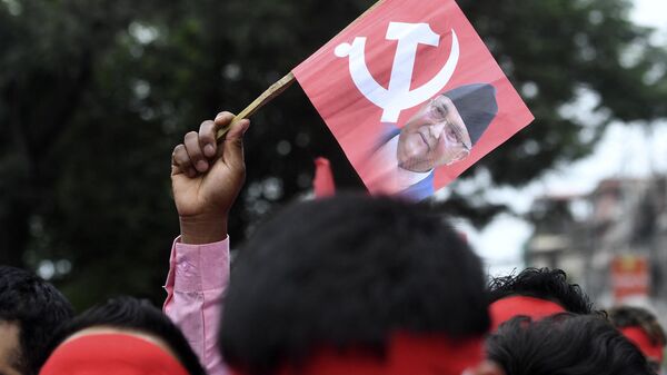 Supporters of caretaker Nepal's Prime Minister KP Sharma Oli and members of the Communist Party Nepal-Union Marxist Leninist (CPN-UML) chant slogans against the Supreme Court's decision to ousting the sitting prime minister and restore the dissolved parliament, in Kathmandu on July 12, 2021.  - Sputnik भारत
