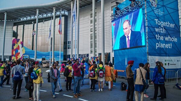 19th World Festival of Youth and Students participants watching the broadcast of President Vladimir Putin's speech at the final meeting of the Valdai International Discussion Club - Sputnik भारत