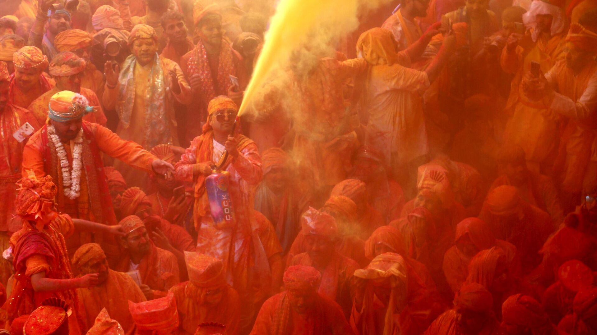 In this photograph taken on February 27, 2023, devotees smear with colours as they celebrate Hindu spring festival of Holi at Shreeji temple in Barsana, Mathura district. - Sputnik India, 1920, 28.02.2023