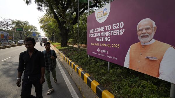 A banner with Indian Prime Minister's Narendra Modi photograph welcoming delegates of G20 foreign ministers meeting in New Delhi, India - Sputnik भारत