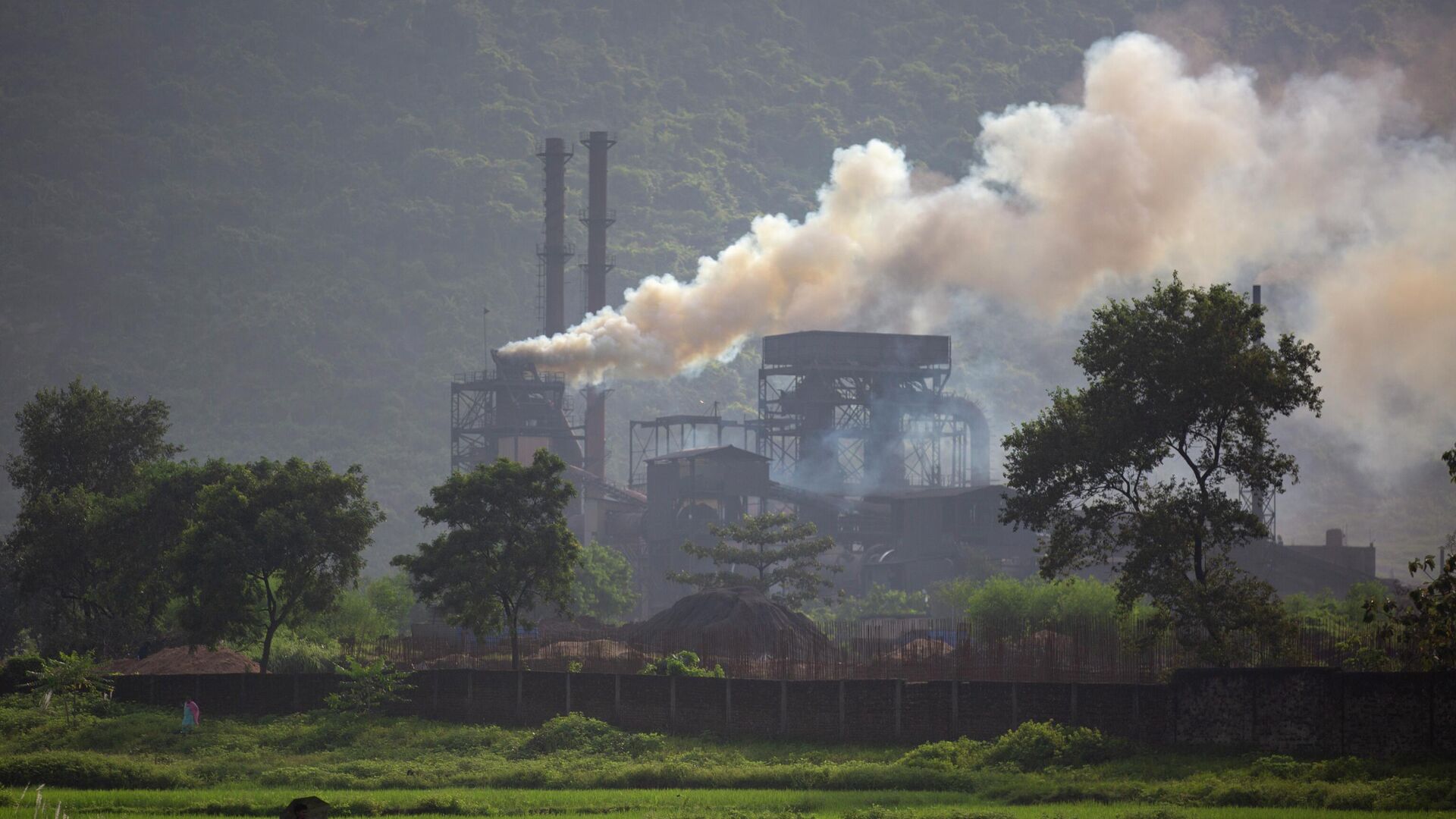 Smoke rises from a coal-powered steel plant at Hehal village near Ranchi, in eastern state of Jharkhand, Sunday, Sept. 26, 2021. - Sputnik India, 1920, 02.03.2023