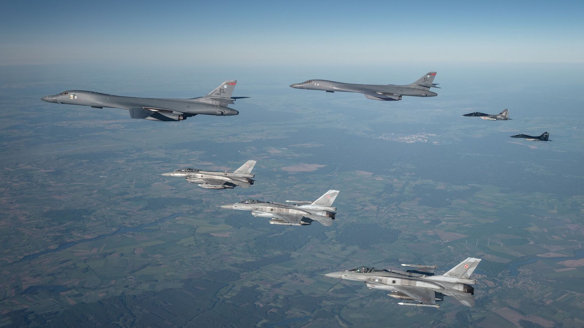 Polish F-16s and MiG-29s escort a B1B Lancer during a training mission for Bomber Task Force Europe, May 29, 2020. - Sputnik India, 1920, 17.05.2023