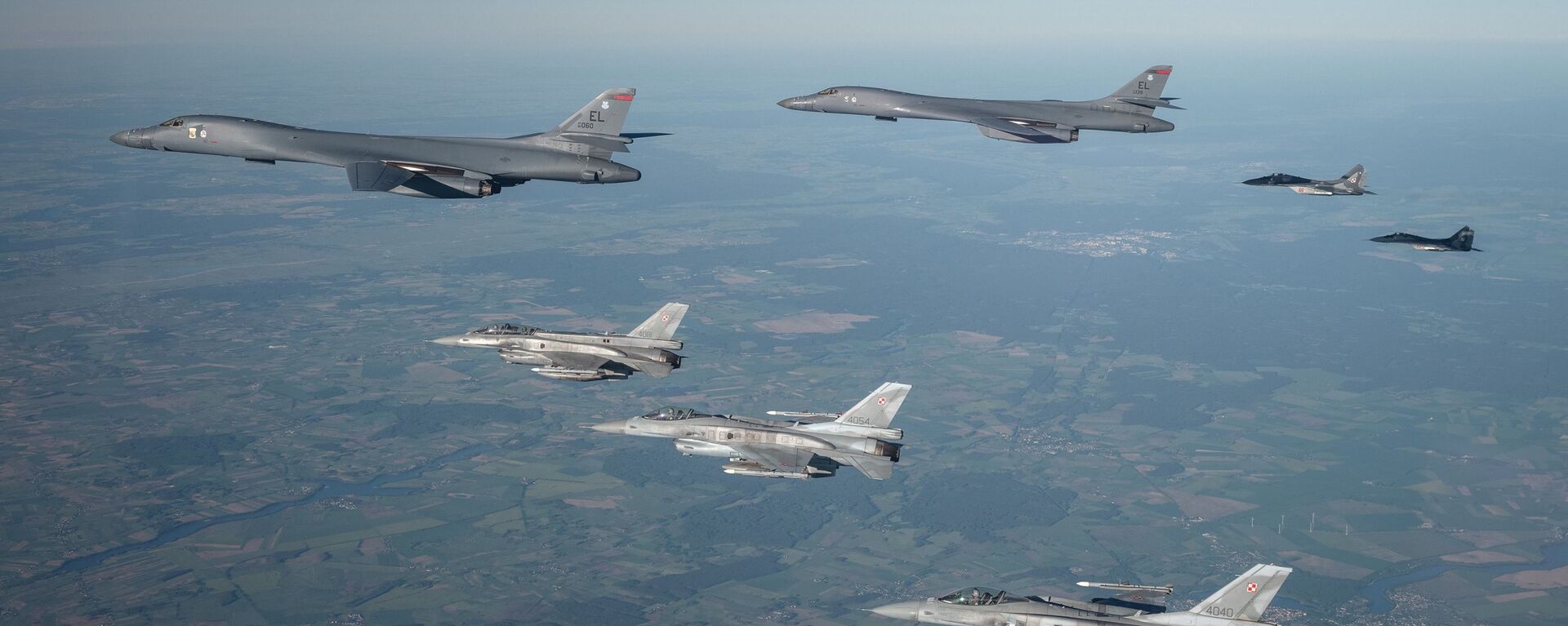 Polish F-16s and MiG-29s escort a B1B Lancer during a training mission for Bomber Task Force Europe, May 29, 2020. - Sputnik भारत, 1920, 27.04.2023