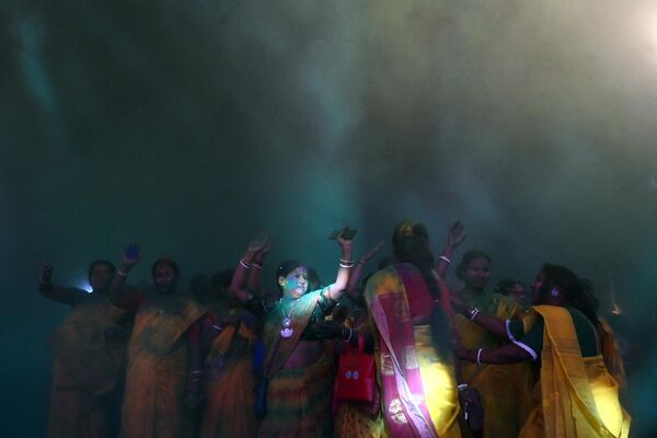 कोलकाता में रंगों के त्योहार के समय नाचते हुए लोग खुशी मना रहे हैं।  - Sputnik भारत
