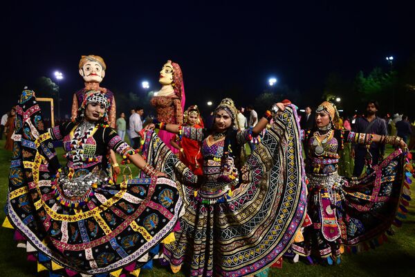 Танцовщицы во время празднования Холи в Ахмадабаде, Индия - Sputnik India