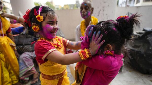 Девочки раскрашивают друг друга пудрой в дни праздника Холи в Калькуте, Индия - Sputnik India