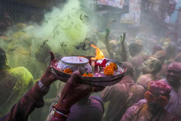 Hindu devotees with offerings make their way to reach a car carrying an idol of deity Krishna during Holi festival in Kolkata, India, Sunday, March 5, 2023. - Sputnik India