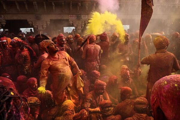 Men from Barsana village smeared with colors play Holi at Nandagram temple in Nandgoan village, 115 kilometers (70 miles) south of New Delhi, India, Wednesday, March 1, 2023. - Sputnik India