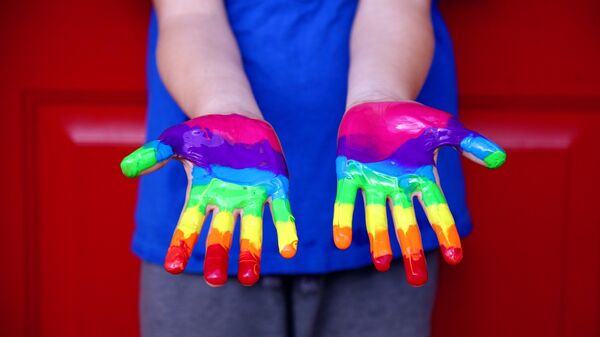 A child's hands covered in paint - Sputnik भारत