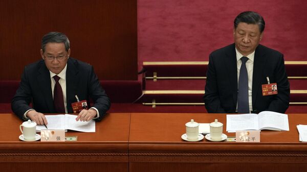 Chinese President Xi Jinping, right, and Li Qiang - Sputnik भारत