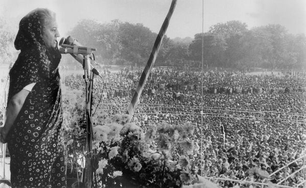 भारतीय प्रधान मंत्री और इस देश की एकमात्र महिला प्रधान मंत्री इंदिरा गांधी दिसंबर 1971 को नई दिल्ली में छात्रों को संबोधित कर रही हैं। (Photo by AFP) - Sputnik भारत