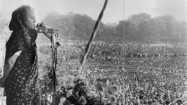 Премьер-министр Индии Индира Ганди обращается к толпе студентов в Нью-Дели, декабрь 1971 года - Sputnik भारत