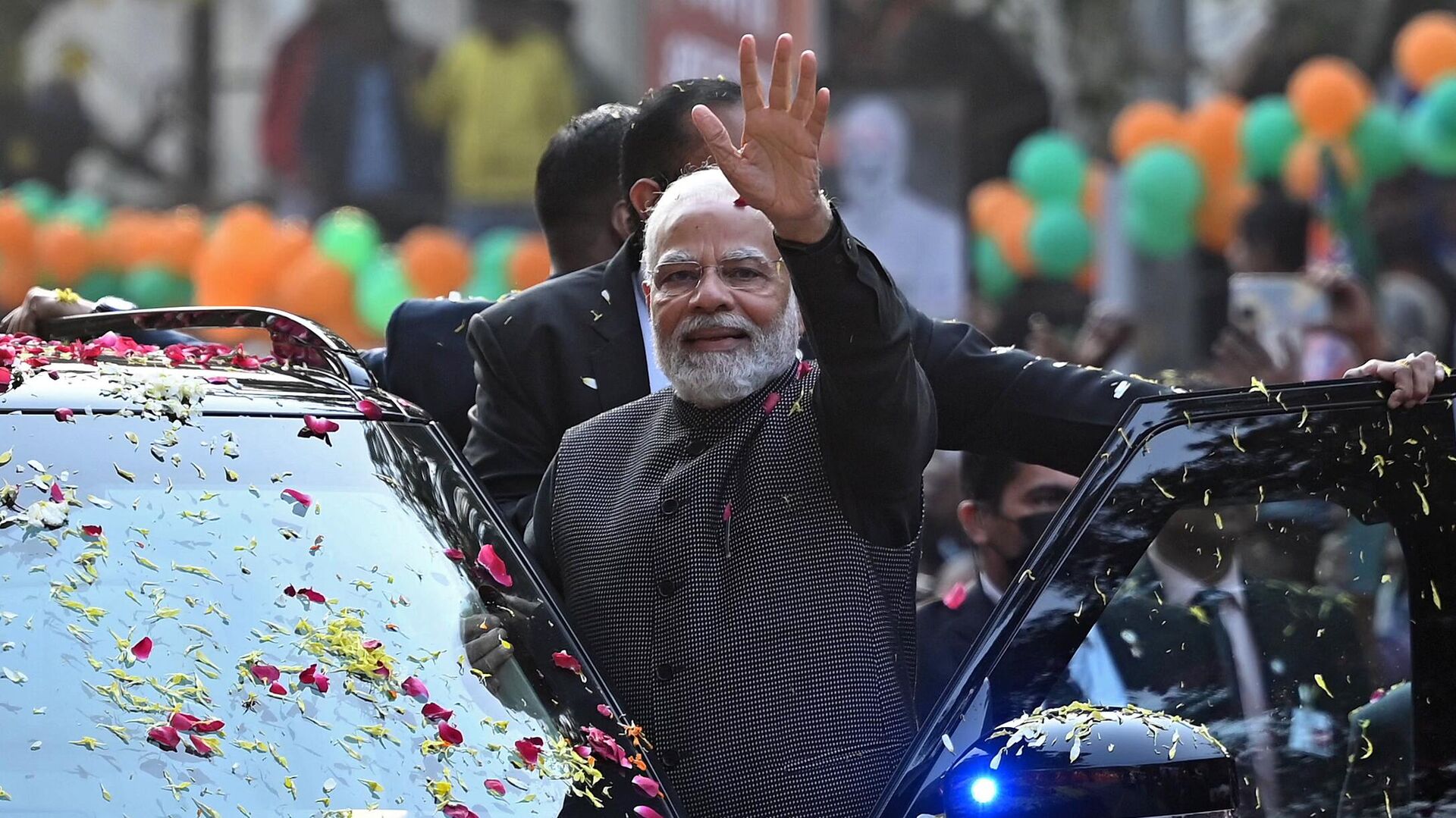 India's Prime Minister Narendra Modi (C) waves to his supporters during a roadshow ahead of the BJP national executive meet in New Delhi on January 16, 2023.  - Sputnik India, 1920, 08.03.2023