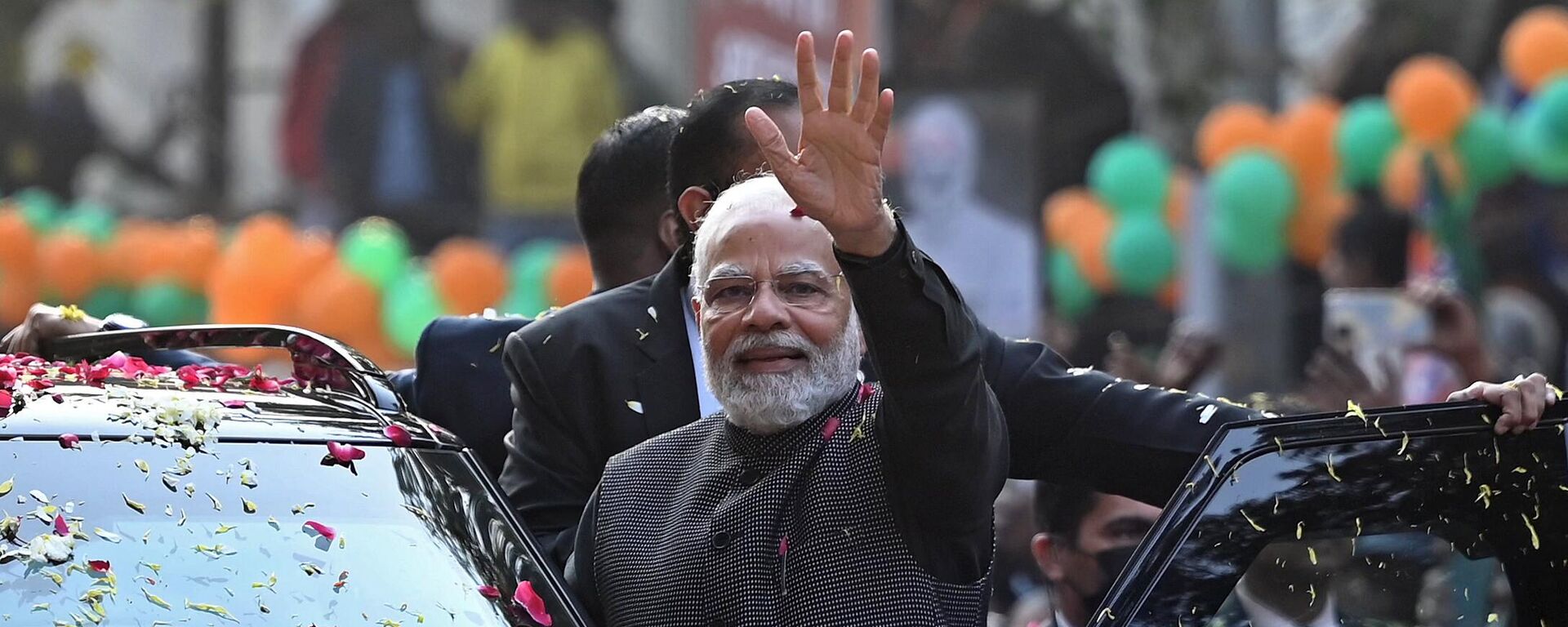 India's Prime Minister Narendra Modi (C) waves to his supporters during a roadshow ahead of the BJP national executive meet in New Delhi on January 16, 2023.  - Sputnik India, 1920, 08.03.2023