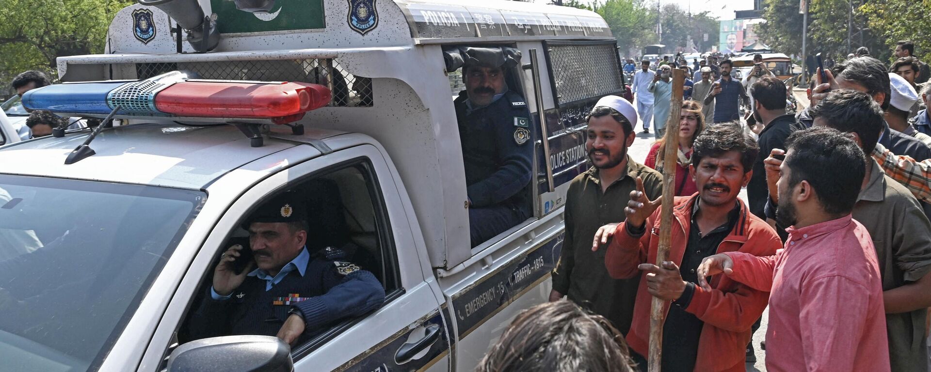 Supporters of former Pakistan's prime minister Imran Khan gather around police van outside his house in Lahore on March 5, 2023 - Sputnik India, 1920, 09.03.2023