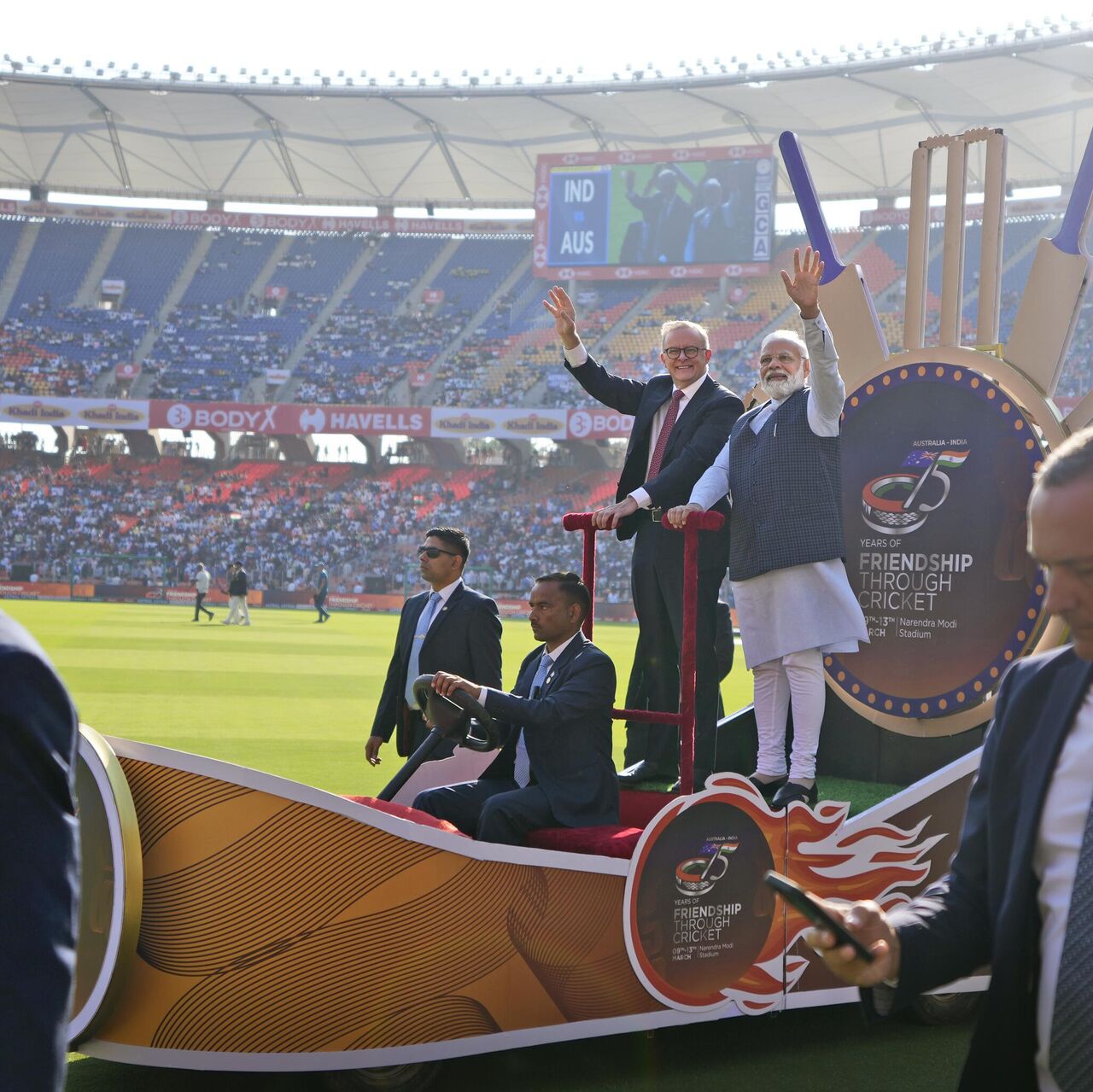 Are Binoculars Useful for Cricket Fans in Large Stadiums? Explore Now!