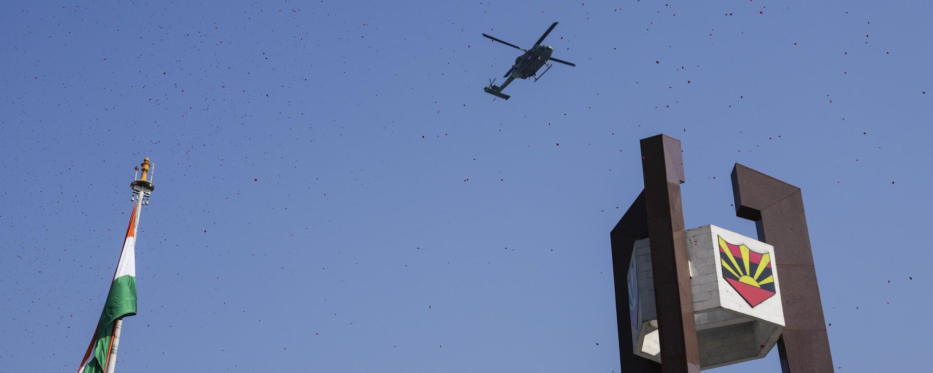 An Indian army helicopter flies past the martyrs column and showers flower petals to pay tribute to war heroes on Victory Day in Kolkata, India, Friday, Dec. 16, 2022. - Sputnik भारत, 1920, 03.12.2023