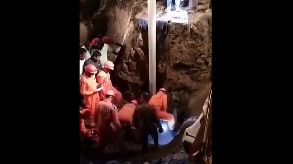 Rescue efforts for a 5-year-old kid who fell down a bore well in the hamlet of Kopardi in Ahmednagar, Maharashtra - Sputnik India