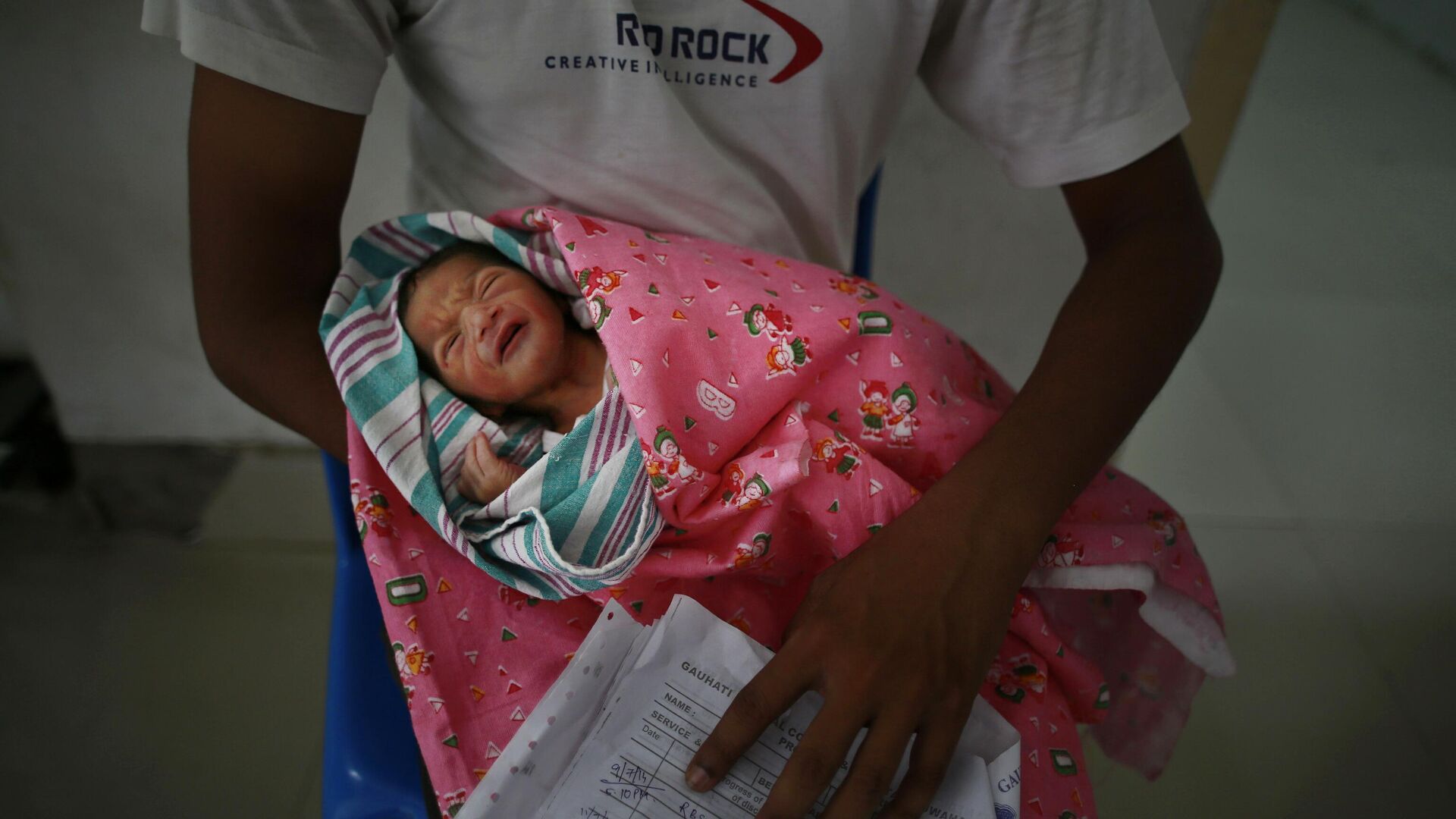 A man carries his newborn baby at a hospital in Gauhati, India, Friday, July 11, 2014. - Sputnik India, 1920, 14.03.2023
