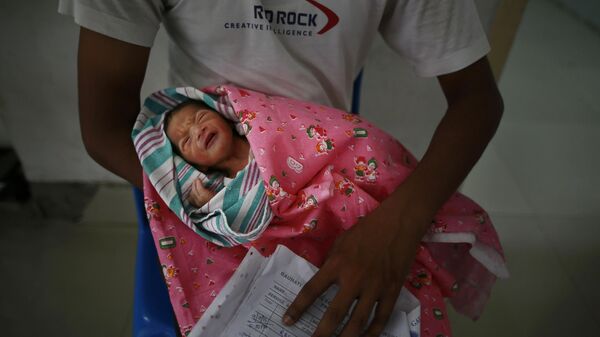 A man carries his newborn baby at a hospital in Gauhati, India, Friday, July 11, 2014. - Sputnik भारत