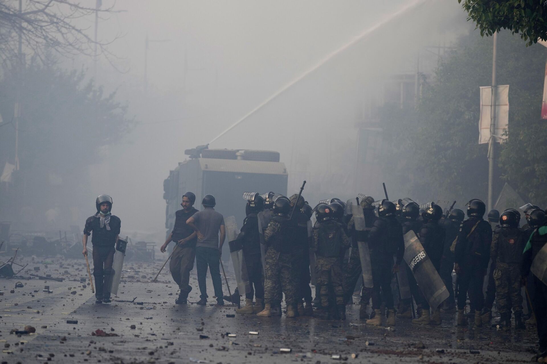 Police use water cannon to disperse supporters of former Prime Minister Imran Khan during clashes, in Lahore, Pakistan, Wednesday, March 15, 2023. - Sputnik India, 1920, 24.08.2023