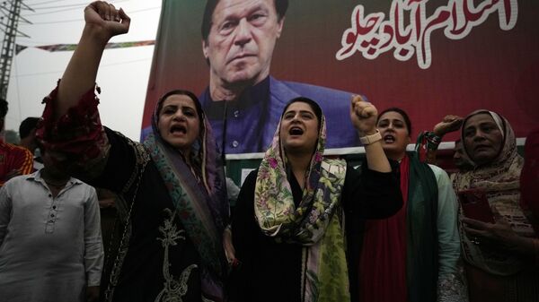 Supporters of former Pakistani Prime Minister Imran Khan's party, 'Pakistan Tehreek-e-Insaf' chant slogans during a protest  - Sputnik भारत