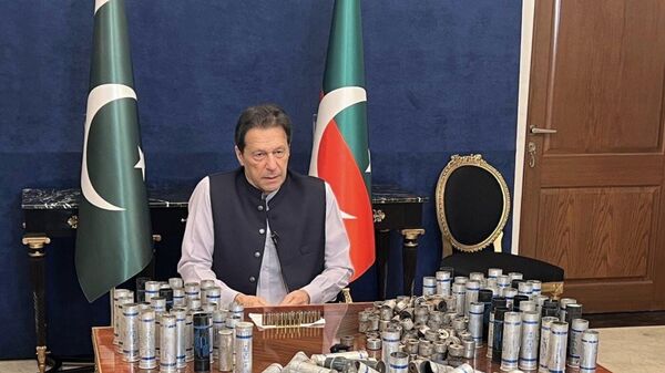 Imran Khan pictured with tear gas shells fired in his residence  - Sputnik भारत