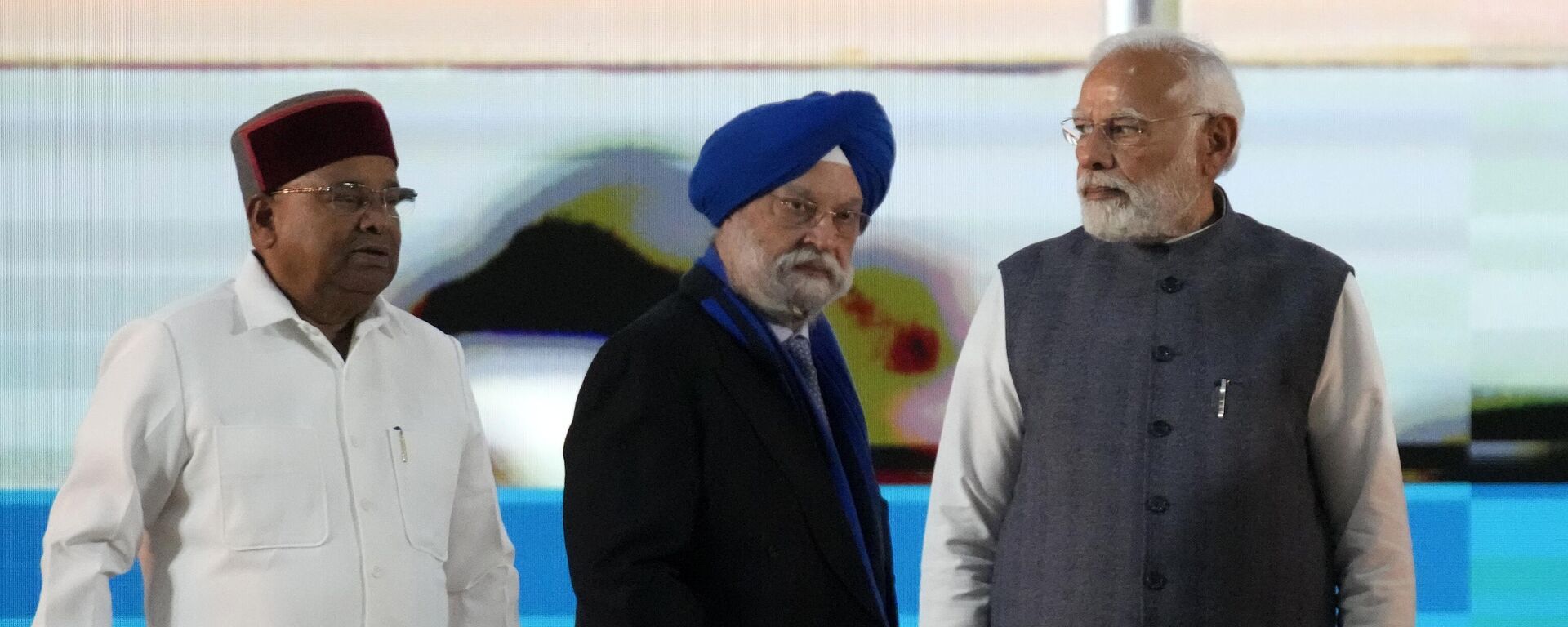 Indian Prime Minister Narendra Modi, right, watches as his colleague and minister for petroleum and natural gas Hardeep Singh Puri, center, walks to address a gathering at the 'India Energy Week 2023' in Bengaluru, India, Monday, Feb. 6, 2023. - Sputnik India, 1920, 15.03.2023