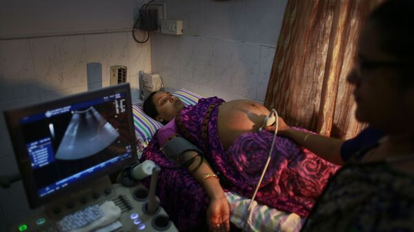 An Indian pregnant woman is examined by her gynecologist at a hospital in Gauhati, India, Friday, July 11, 2014 - Sputnik भारत