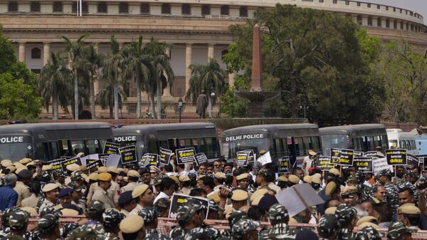 Indian lawmakers from various opposition parties hold a protest outside Indian Parliament House, in New Delhi, India, Wednesday, March 15, 2023. - Sputnik India