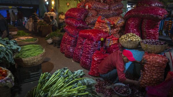 A vendor sorts onions in a wholesale vegetable market in Guwahati, India, Tuesday, March 14, 2023. India’s economy is projected to grow 7% in the fiscal year ending in March. - Sputnik India